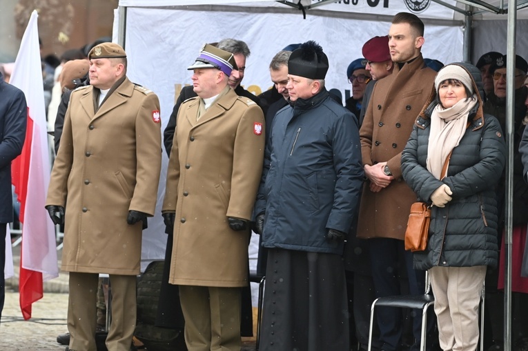 Dzierżoniów. Msza św. i uroczysta przysięga Wojsk Obrony Terytorialnej (WOT)