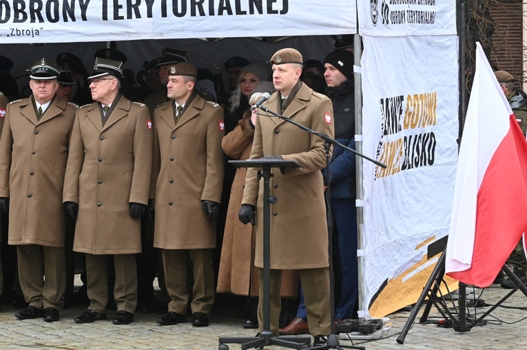 Dzierżoniów. Msza św. i uroczysta przysięga Wojsk Obrony Terytorialnej (WOT)