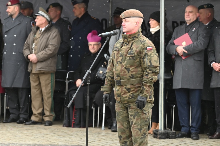 Dzierżoniów. Msza św. i uroczysta przysięga Wojsk Obrony Terytorialnej (WOT)