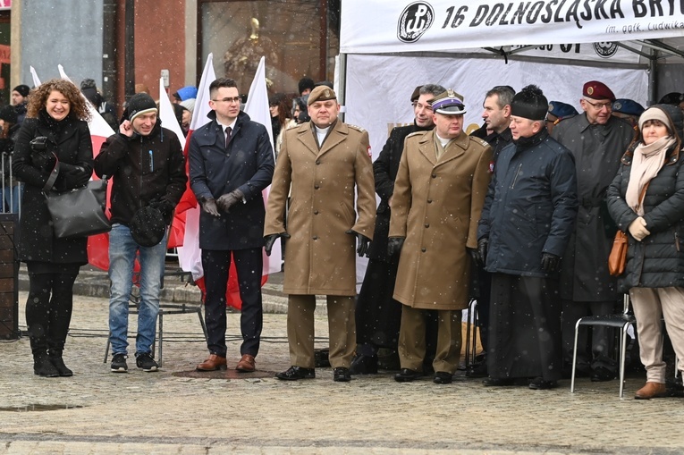 Dzierżoniów. Msza św. i uroczysta przysięga Wojsk Obrony Terytorialnej (WOT)