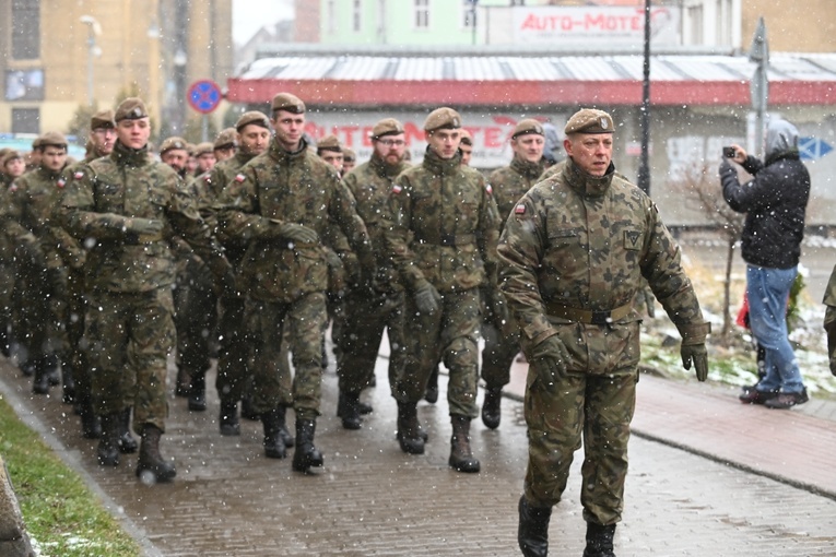 Dzierżoniów. Msza św. i uroczysta przysięga Wojsk Obrony Terytorialnej (WOT)