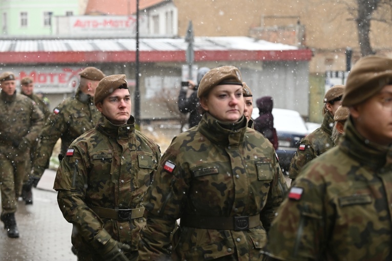 Dzierżoniów. Msza św. i uroczysta przysięga Wojsk Obrony Terytorialnej (WOT)