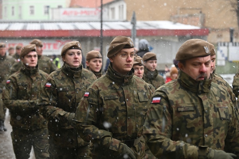 Dzierżoniów. Msza św. i uroczysta przysięga Wojsk Obrony Terytorialnej (WOT)