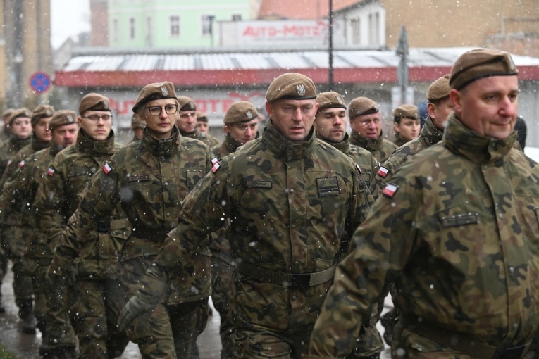 Dzierżoniów. Msza św. i uroczysta przysięga Wojsk Obrony Terytorialnej (WOT)