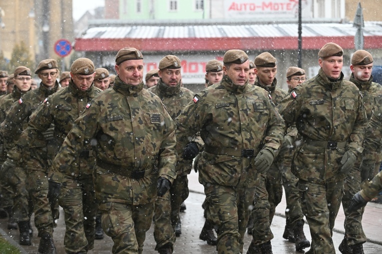 Dzierżoniów. Msza św. i uroczysta przysięga Wojsk Obrony Terytorialnej (WOT)