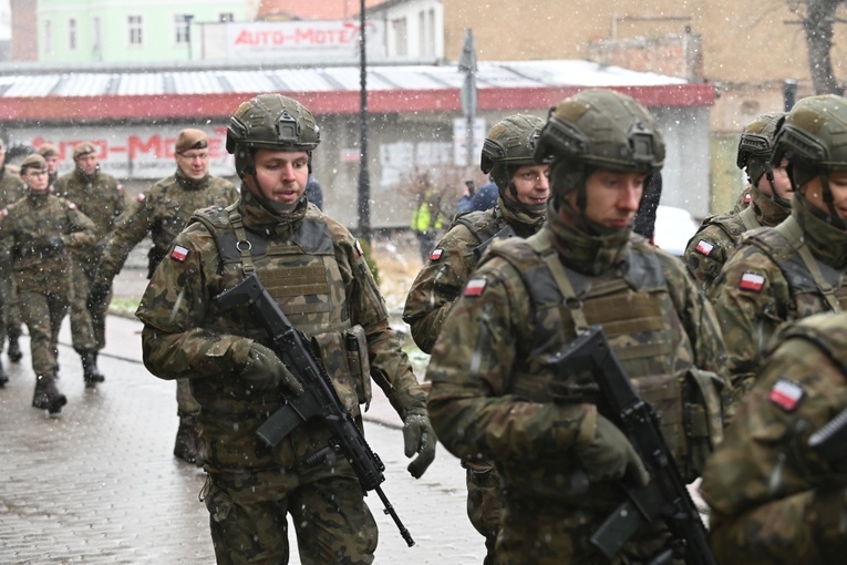 Dzierżoniów. Msza św. i uroczysta przysięga Wojsk Obrony Terytorialnej (WOT)