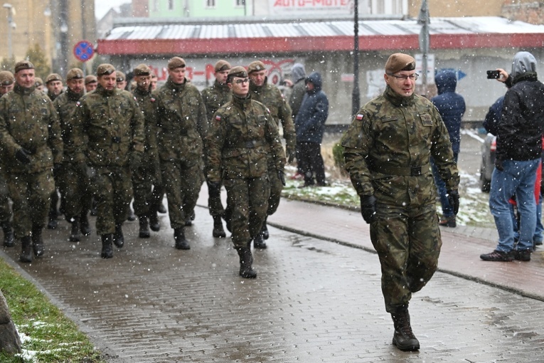 Dzierżoniów. Msza św. i uroczysta przysięga Wojsk Obrony Terytorialnej (WOT)