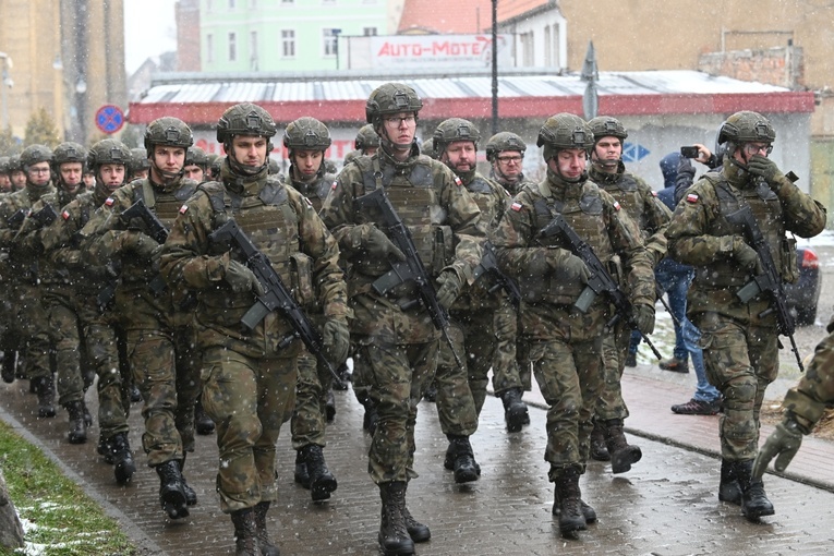 Dzierżoniów. Msza św. i uroczysta przysięga Wojsk Obrony Terytorialnej (WOT)