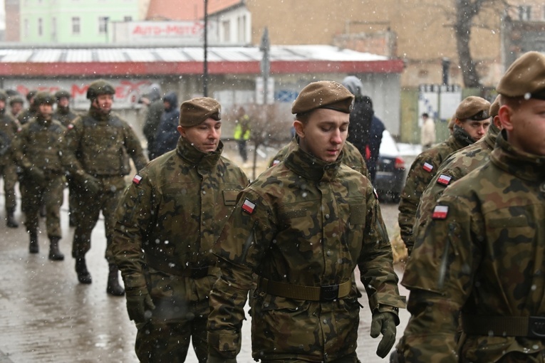 Dzierżoniów. Msza św. i uroczysta przysięga Wojsk Obrony Terytorialnej (WOT)