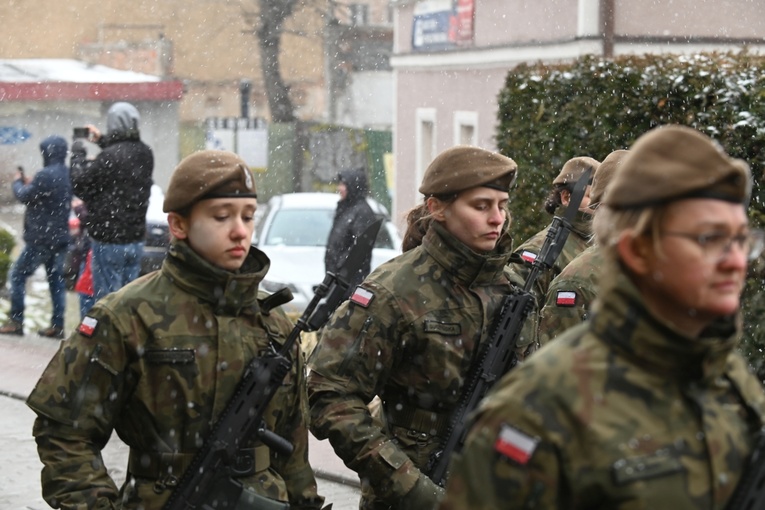 Dzierżoniów. Msza św. i uroczysta przysięga Wojsk Obrony Terytorialnej (WOT)