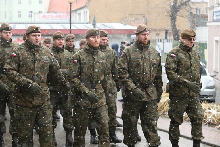 Dzierżoniów. Msza św. i uroczysta przysięga Wojsk Obrony Terytorialnej (WOT)