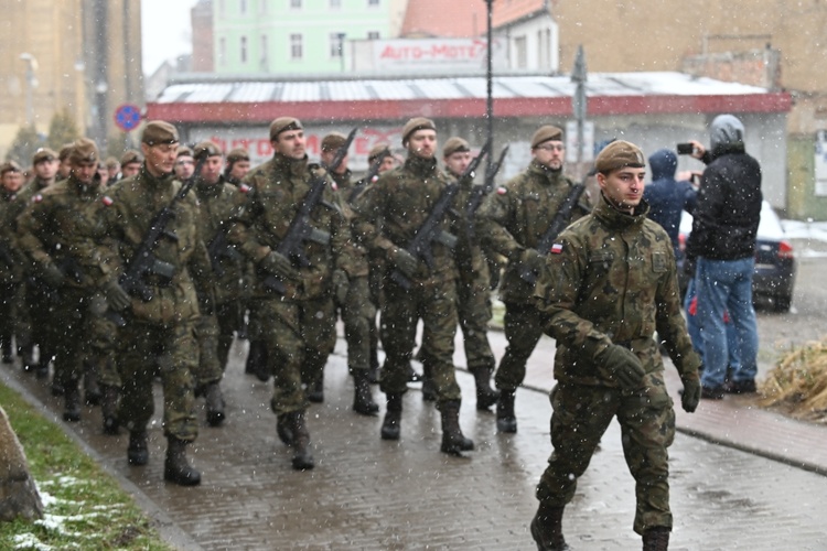 Dzierżoniów. Msza św. i uroczysta przysięga Wojsk Obrony Terytorialnej (WOT)