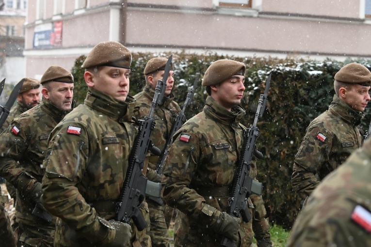 Dzierżoniów. Msza św. i uroczysta przysięga Wojsk Obrony Terytorialnej (WOT)