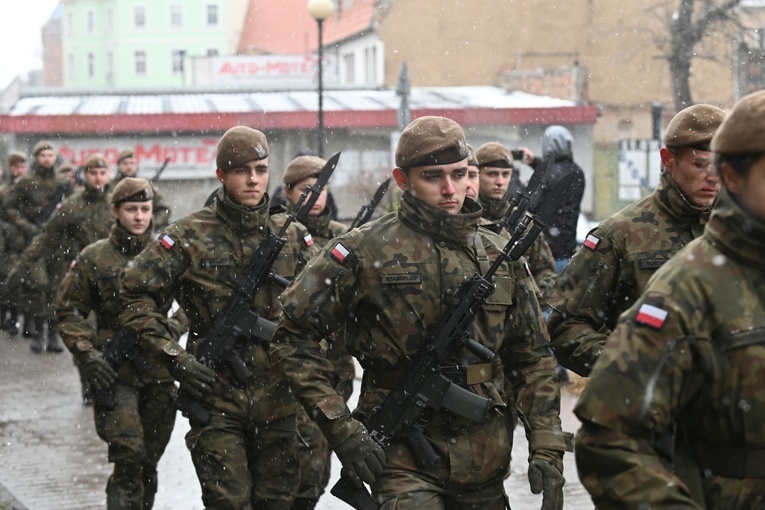 Dzierżoniów. Msza św. i uroczysta przysięga Wojsk Obrony Terytorialnej (WOT)