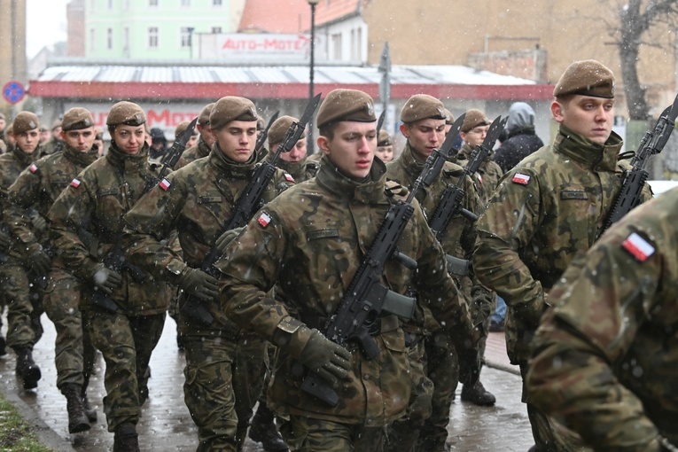 Dzierżoniów. Msza św. i uroczysta przysięga Wojsk Obrony Terytorialnej (WOT)