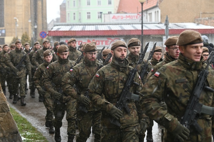 Dzierżoniów. Msza św. i uroczysta przysięga Wojsk Obrony Terytorialnej (WOT)