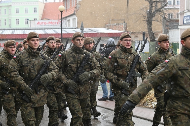 Dzierżoniów. Msza św. i uroczysta przysięga Wojsk Obrony Terytorialnej (WOT)