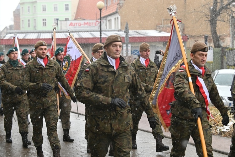 Dzierżoniów. Msza św. i uroczysta przysięga Wojsk Obrony Terytorialnej (WOT)