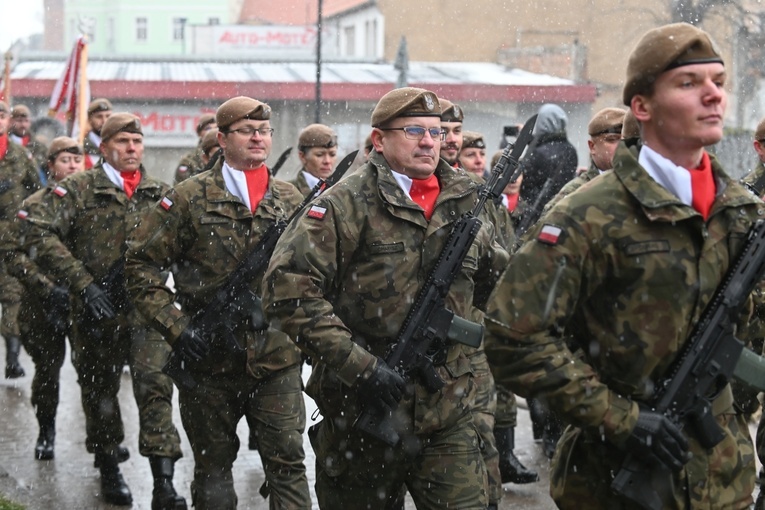 Dzierżoniów. Msza św. i uroczysta przysięga Wojsk Obrony Terytorialnej (WOT)