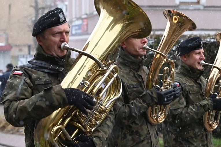 Dzierżoniów. Msza św. i uroczysta przysięga Wojsk Obrony Terytorialnej (WOT)