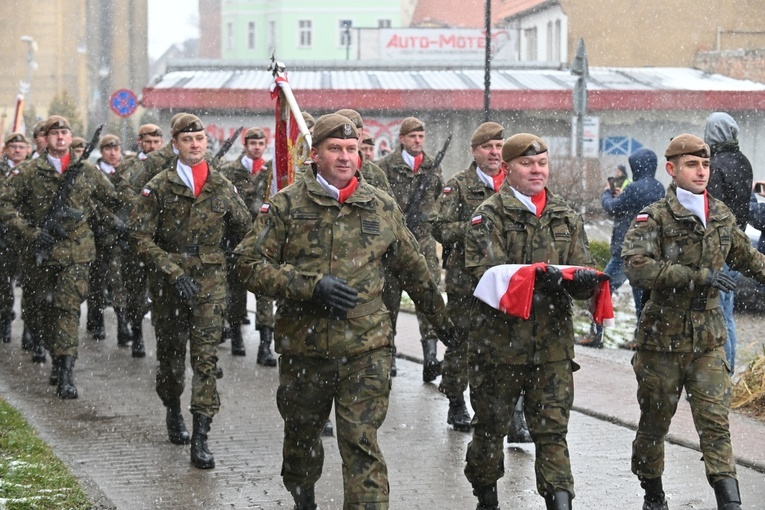 Dzierżoniów. Msza św. i uroczysta przysięga Wojsk Obrony Terytorialnej (WOT)