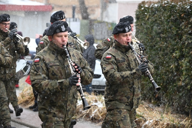 Dzierżoniów. Msza św. i uroczysta przysięga Wojsk Obrony Terytorialnej (WOT)