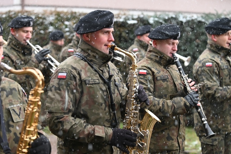 Dzierżoniów. Msza św. i uroczysta przysięga Wojsk Obrony Terytorialnej (WOT)