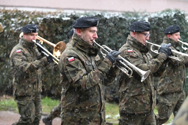 Dzierżoniów. Msza św. i uroczysta przysięga Wojsk Obrony Terytorialnej (WOT)