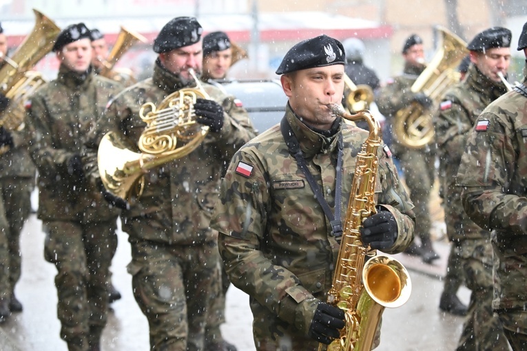 Dzierżoniów. Msza św. i uroczysta przysięga Wojsk Obrony Terytorialnej (WOT)
