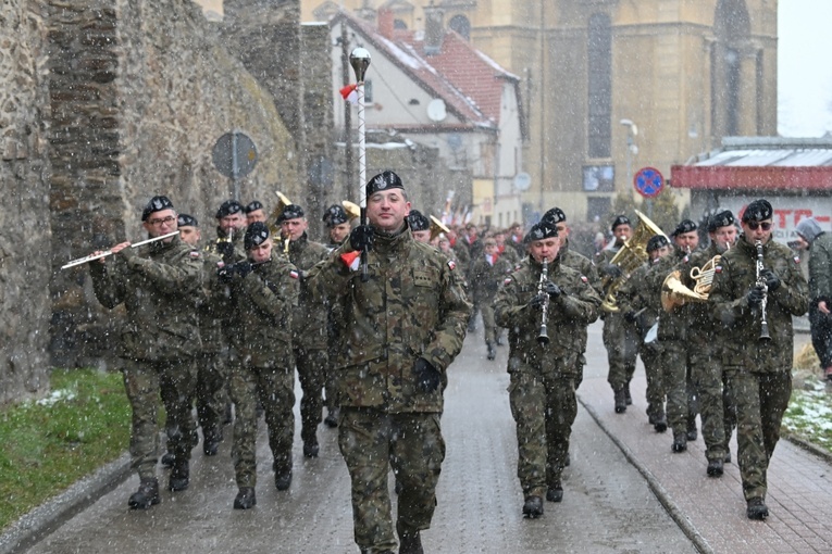Dzierżoniów. Msza św. i uroczysta przysięga Wojsk Obrony Terytorialnej (WOT)