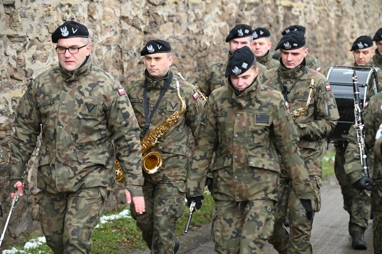 Dzierżoniów. Msza św. i uroczysta przysięga Wojsk Obrony Terytorialnej (WOT)