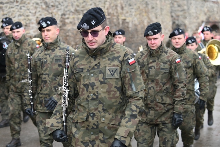 Dzierżoniów. Msza św. i uroczysta przysięga Wojsk Obrony Terytorialnej (WOT)