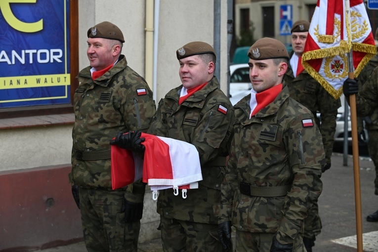 Dzierżoniów. Msza św. i uroczysta przysięga Wojsk Obrony Terytorialnej (WOT)