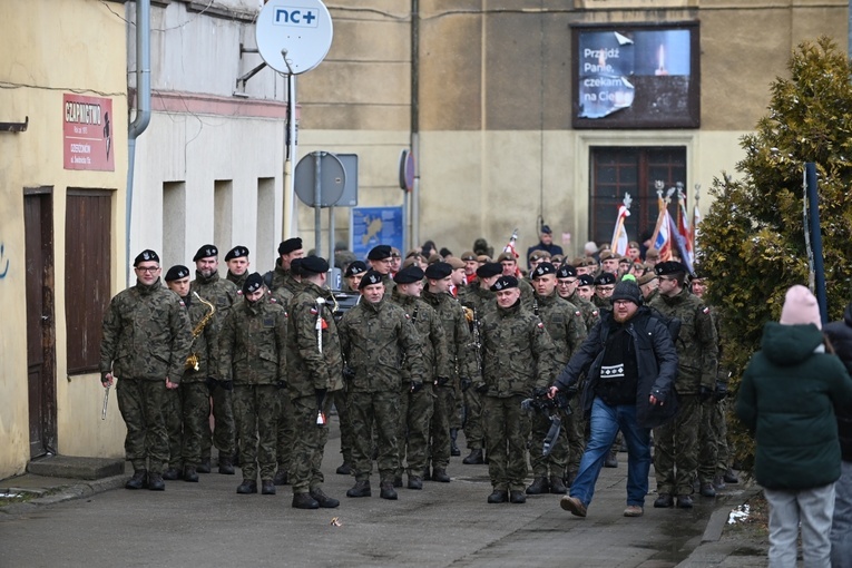 Dzierżoniów. Msza św. i uroczysta przysięga Wojsk Obrony Terytorialnej (WOT)