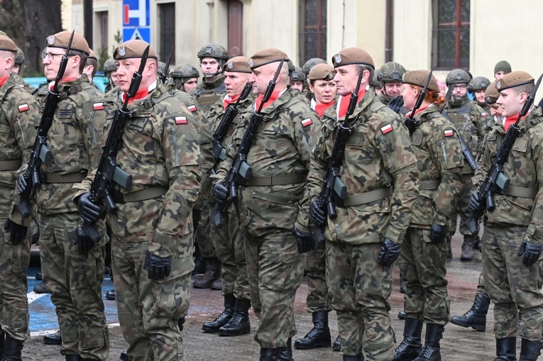 Dzierżoniów. Msza św. i uroczysta przysięga Wojsk Obrony Terytorialnej (WOT)