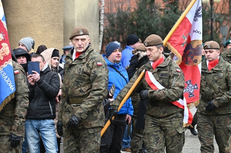 Dzierżoniów. Msza św. i uroczysta przysięga Wojsk Obrony Terytorialnej (WOT)
