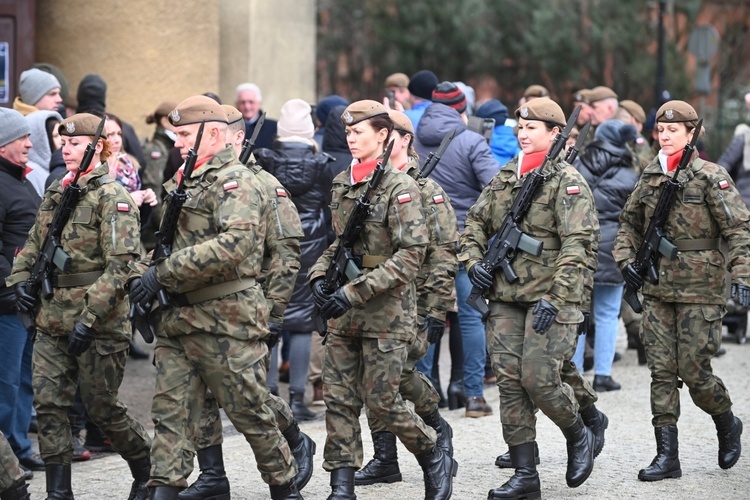 Dzierżoniów. Msza św. i uroczysta przysięga Wojsk Obrony Terytorialnej (WOT)