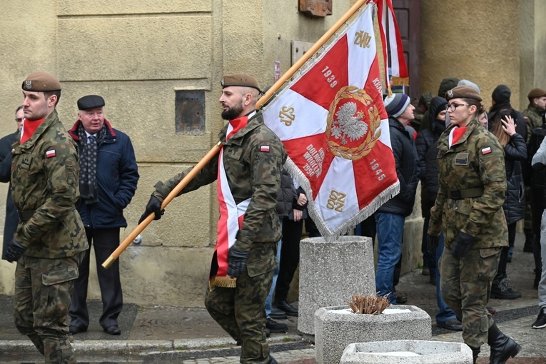 Dzierżoniów. Msza św. i uroczysta przysięga Wojsk Obrony Terytorialnej (WOT)