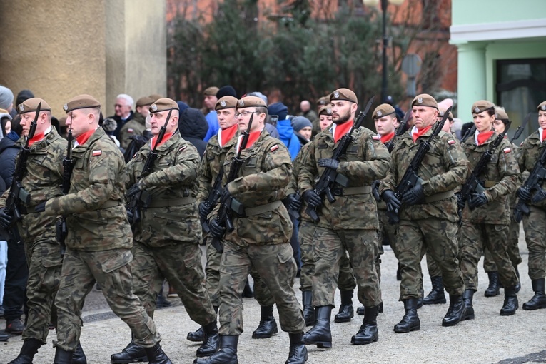 Dzierżoniów. Msza św. i uroczysta przysięga Wojsk Obrony Terytorialnej (WOT)