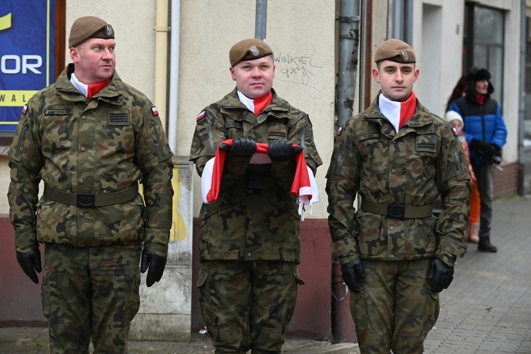 Dzierżoniów. Msza św. i uroczysta przysięga Wojsk Obrony Terytorialnej (WOT)