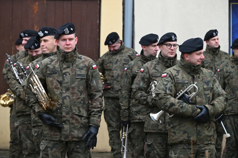 Dzierżoniów. Msza św. i uroczysta przysięga Wojsk Obrony Terytorialnej (WOT)