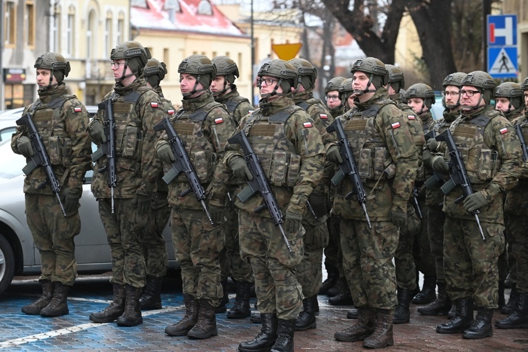 Dzierżoniów. Msza św. i uroczysta przysięga Wojsk Obrony Terytorialnej (WOT)