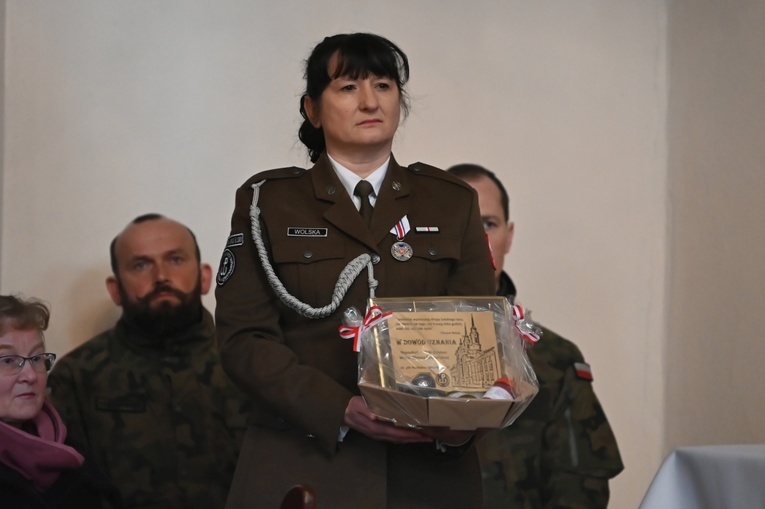 Dzierżoniów. Msza św. i uroczysta przysięga Wojsk Obrony Terytorialnej (WOT)