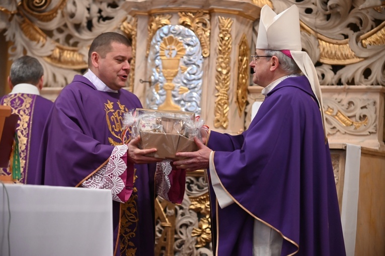 Dzierżoniów. Msza św. i uroczysta przysięga Wojsk Obrony Terytorialnej (WOT)