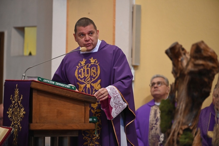 Dzierżoniów. Msza św. i uroczysta przysięga Wojsk Obrony Terytorialnej (WOT)