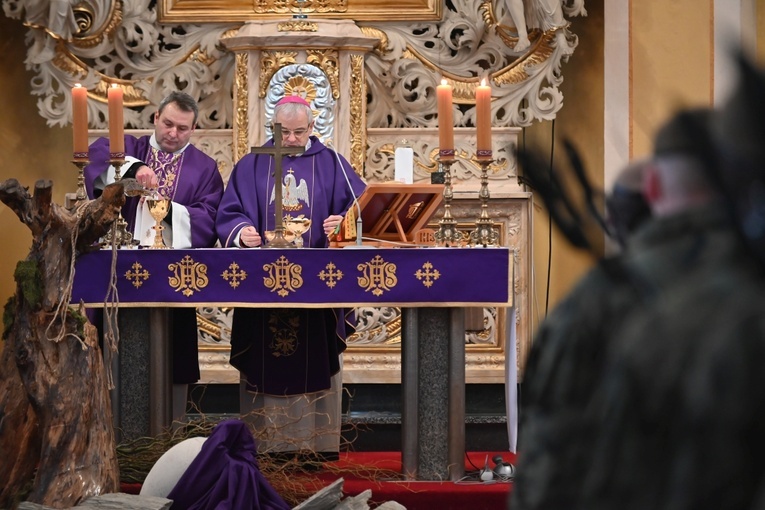 Dzierżoniów. Msza św. i uroczysta przysięga Wojsk Obrony Terytorialnej (WOT)