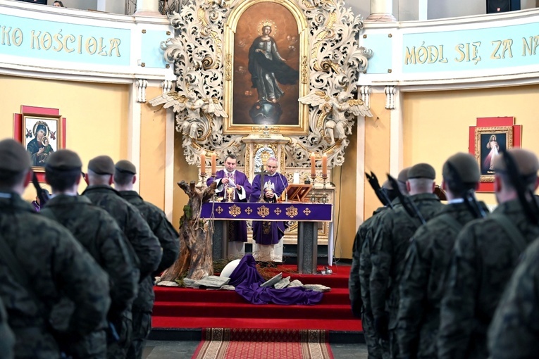 Dzierżoniów. Msza św. i uroczysta przysięga Wojsk Obrony Terytorialnej (WOT)