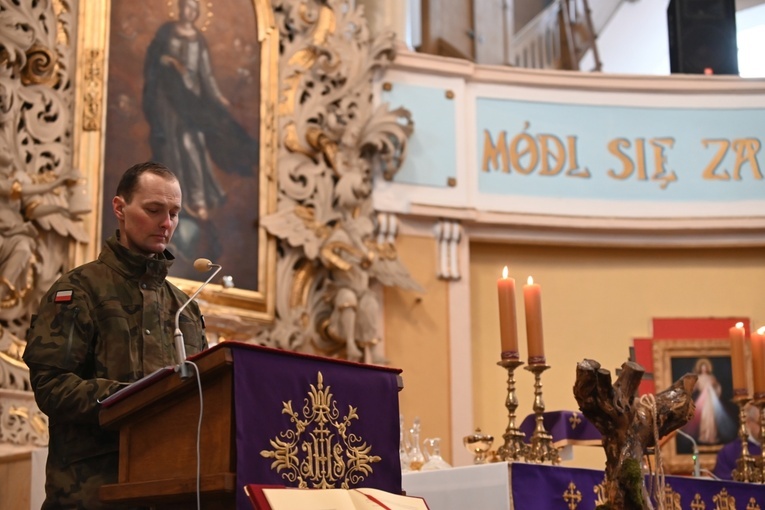 Dzierżoniów. Msza św. i uroczysta przysięga Wojsk Obrony Terytorialnej (WOT)