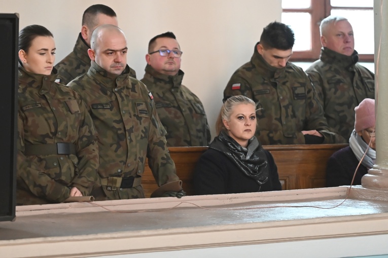 Dzierżoniów. Msza św. i uroczysta przysięga Wojsk Obrony Terytorialnej (WOT)