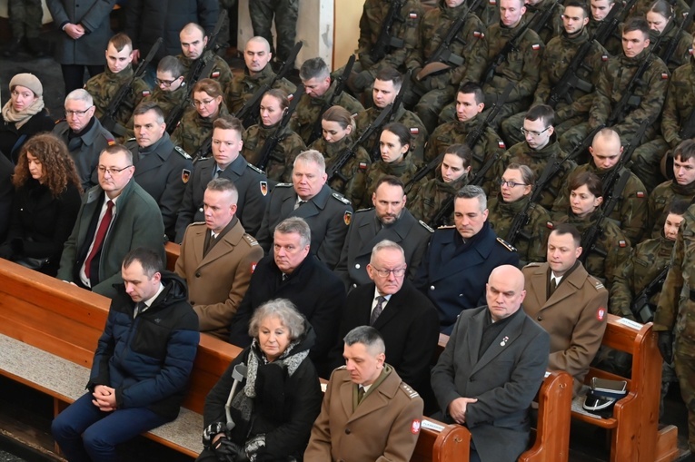 Dzierżoniów. Msza św. i uroczysta przysięga Wojsk Obrony Terytorialnej (WOT)